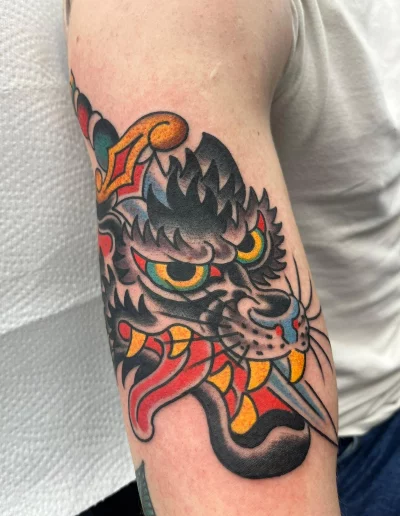 daga atravesando la cabeza de un lobo