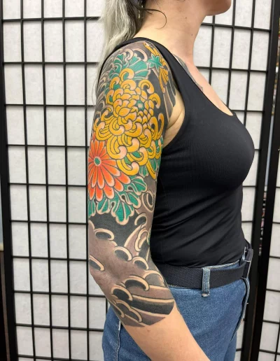 tattoo tradicional japones manga completa crisantemos y agua