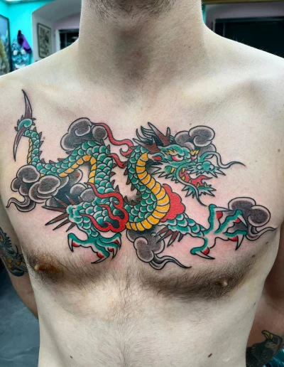 dragón en el pecho