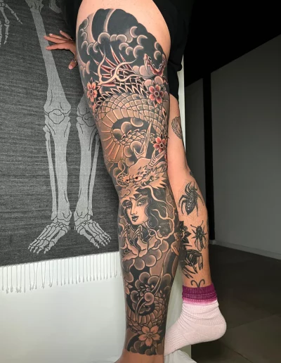 dragón y mujer, en la pierna