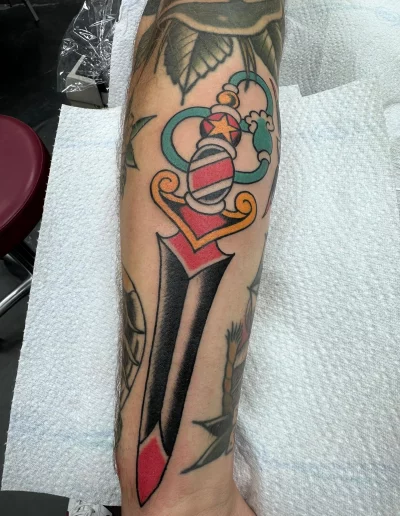 espada en el antebrazo