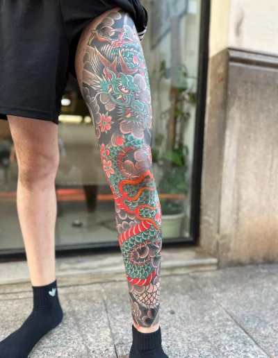 tatuaje de dragón en la pierna