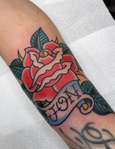 jon y flor en el brazo