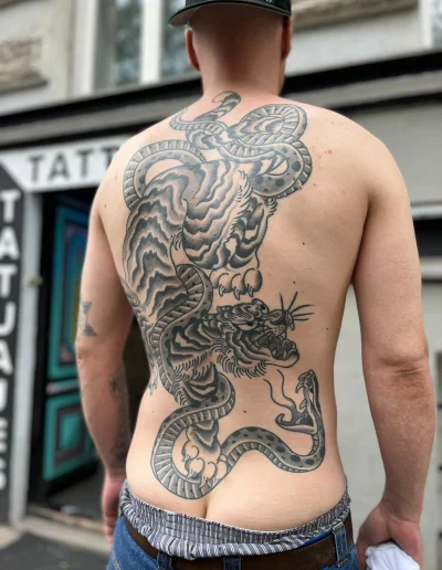 tigre y serpiente en la espalda