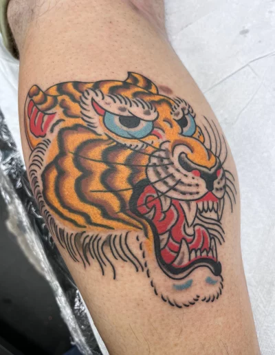 cabeza de tigre en el antebrazo