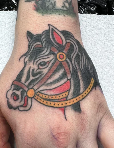 cabeza de caballo en la mano