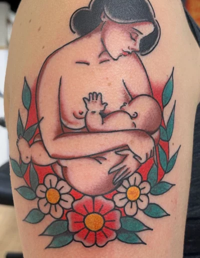 mujer amamantando en el hombro