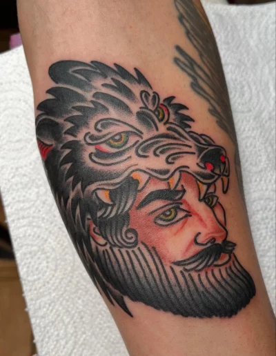 cazador en el antebrazo