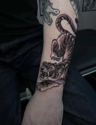 tigre en el antebrazo