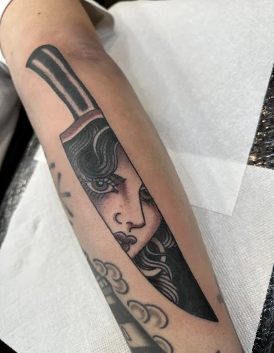 Tattoo tradicional daga lady cuchillo